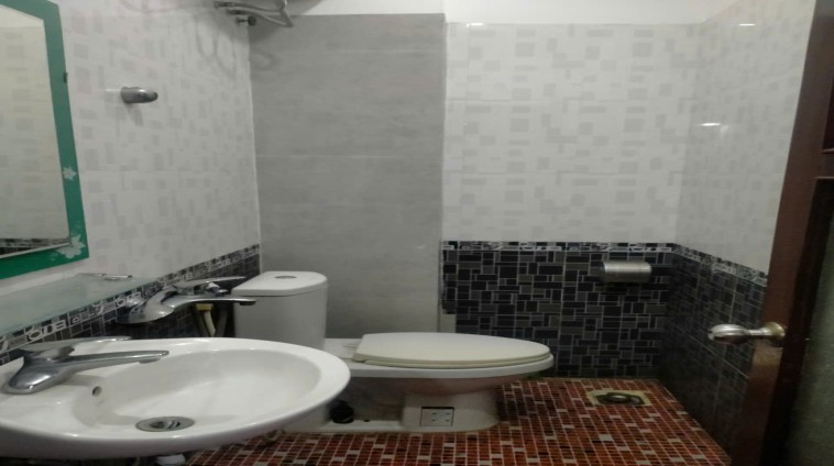 Cho thuê nhà KD VĂN PHÒNG, KẾT HỢP Ở LẠI Lạc Long Quân - Tây Hồ 55m x 6tầng, lô góc  , ô tô đỗ cửa